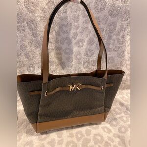 ✨ Michael Kors Monogram Shoulder Bag Like New ✨